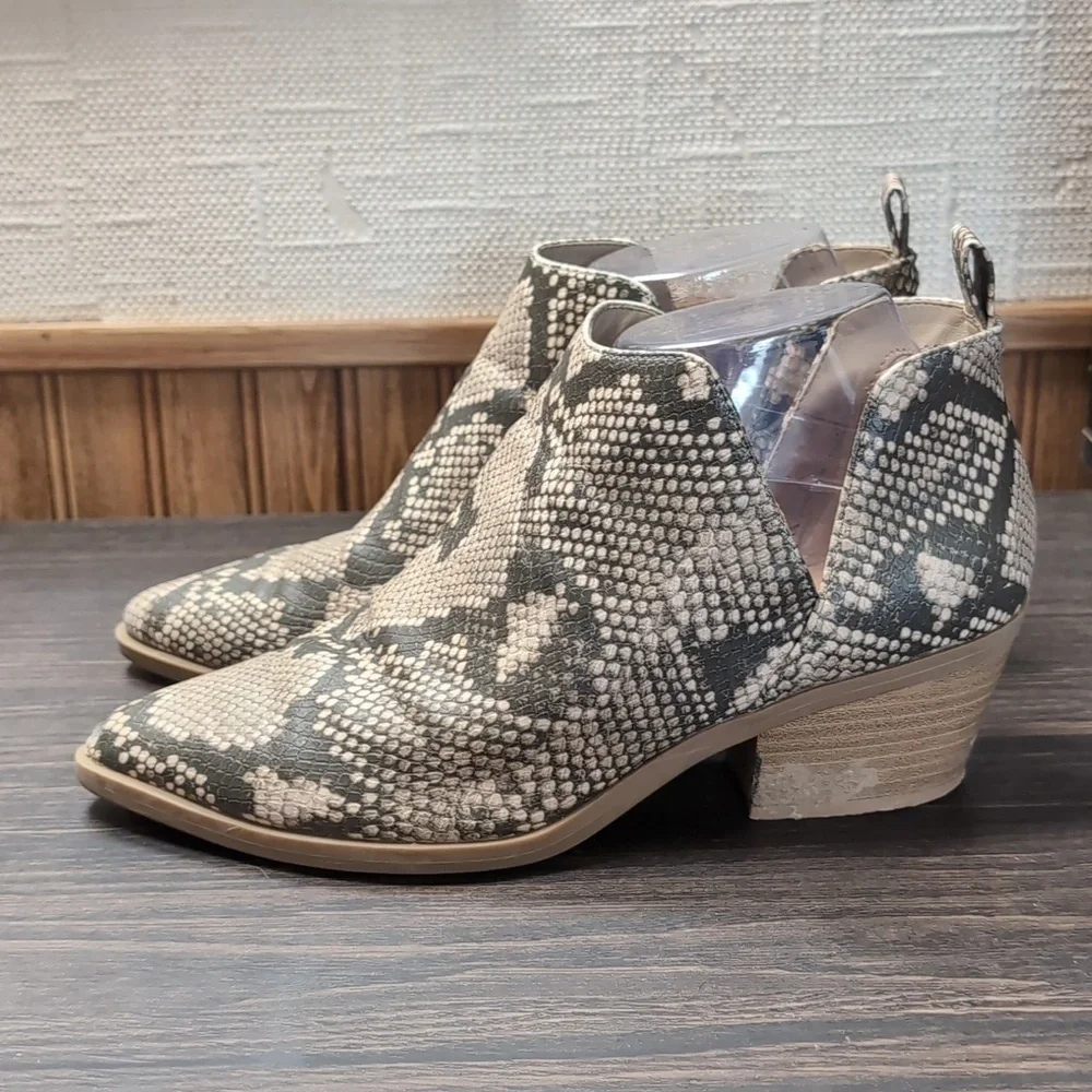 Universal Thread Faux Snakeskin Pointed Chelsea Bootie Size 8